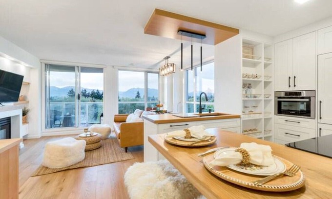 West Side Apartment | Monthly Furnished Rental: Luxuriously Cozy Kerrisdale Apartment- UBC/YVR/DT