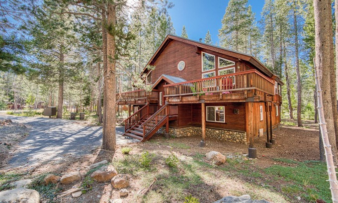 Truckee House | Monthly Lease - Apre Chalet at Tahoe Donner by Tahoe Getaways - 4 BR, Pet friendly w HOA