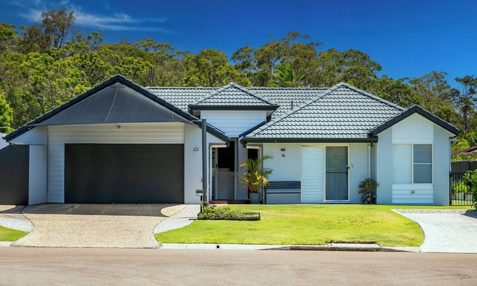 Mountain Creek House | Mooloolaba/Mnt Creek beachy family home with pool