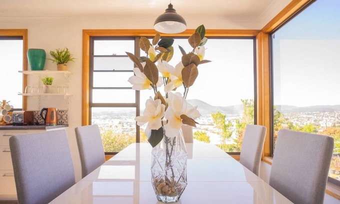 Moonah House | Moonah House-10 mins to CBD & MONA, sleep 11, great view, park 3 cars
