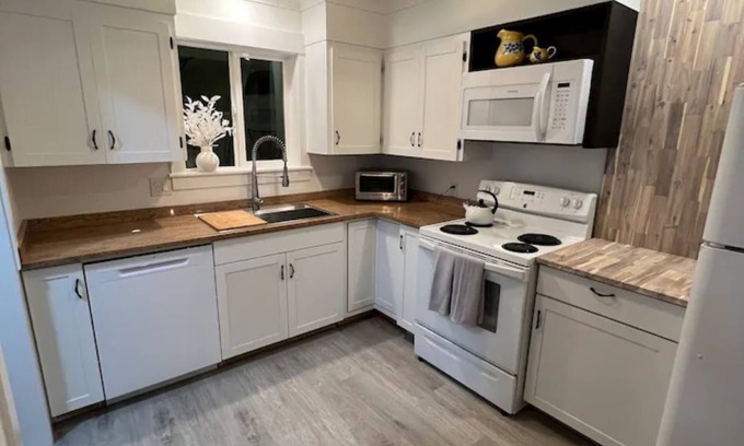 North Bend Apartment | MoonFall- King Coastal Suite, Enjoy clean comfort for Couples getaway!