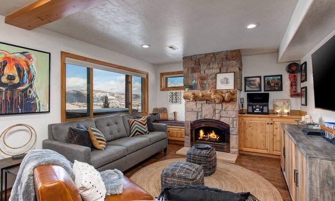 Bear Hollow Village House | Moose Mgmt at Bear Hollow 5534B: King bed-Pvt. Hot Tub-Pool-Dogs Welcome