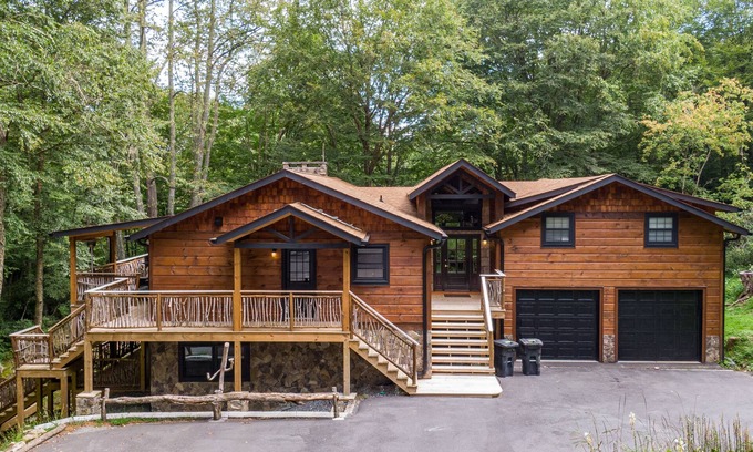 Sugar Mountain House | Moosey Creek Lodge - Creekside home with a hot tub!