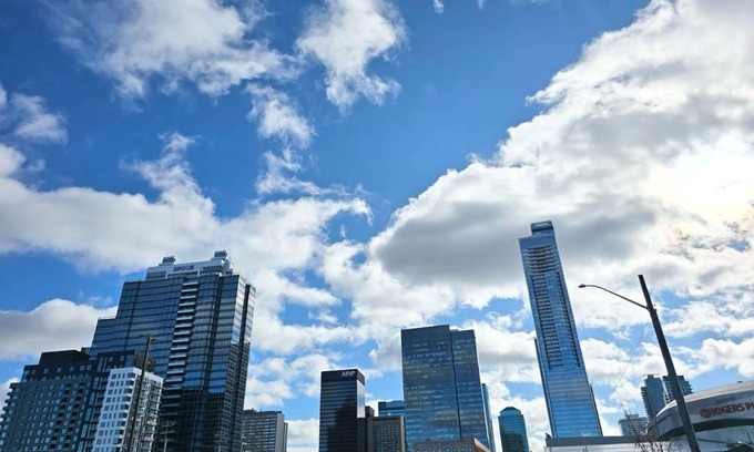 Downtown Edmonton Condo | Mordern 2BedRoom Downtown Apt with Free Parking & Wifi