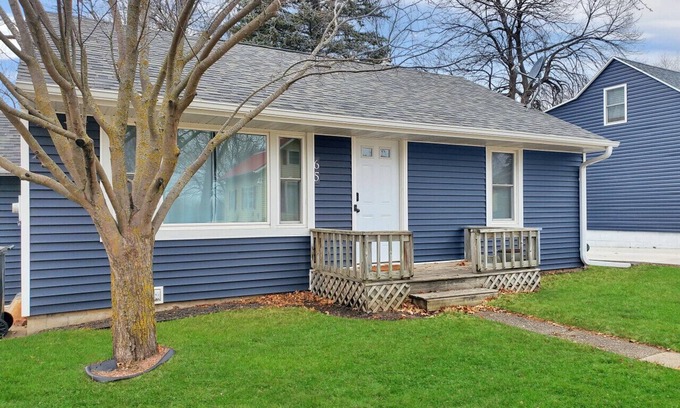Arnolds Park House | Morning View Cottage at the Lake - Cute Cottage with Lake Views in the heart of Arnolds Park