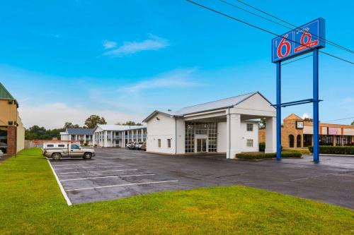 Alexandria Hotel | Motel 6-Alexandria, LA - South