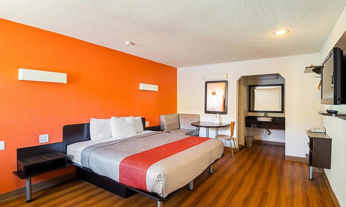 Blue Springs Hotel | Motel 6 Blue Springs, MO