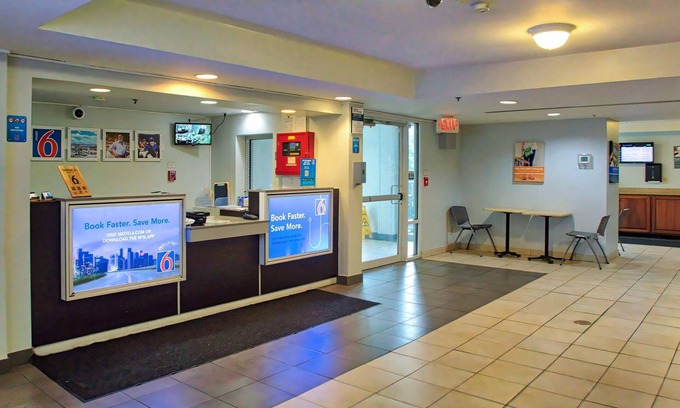 Williamsville Hotel | Motel 6 Buffalo, NY - Airport - Williamsville