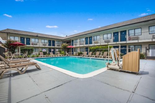 College Station Hotel | Motel 6-College Station, TX - Bryan