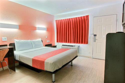 Bay Area Hotel | Motel 6-Corpus Christi, TX - East - North Padre Island