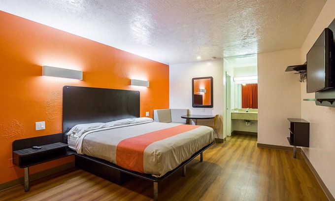 Madisonville Hotel | Motel 6 Madisonville, TX