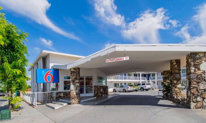 San Bernardino Hotel | Motel 6-San Bernardino, CA - Downtown