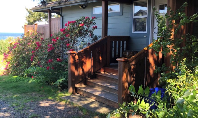 Campbell River Apartment | Motel with two private cottages each with Hot Tub and Gas Fireplace on the ocean