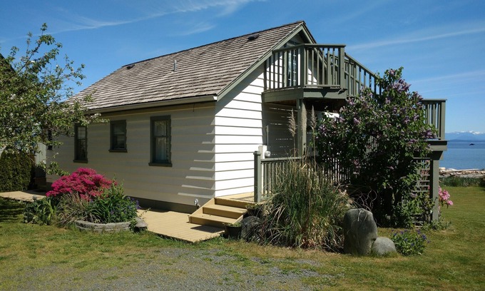 Campbell River Apartment | Motel with two private cottages each with Hot Tub and Gas Fireplace on the ocean