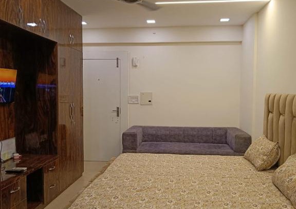 New Delhi House | Moti Nagar, DLF Capital Greens