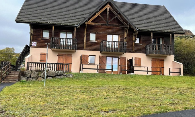Besse-et-Saint-Anastaise Apartment | Mountain apartment with free shuttle to the foot of the slopes