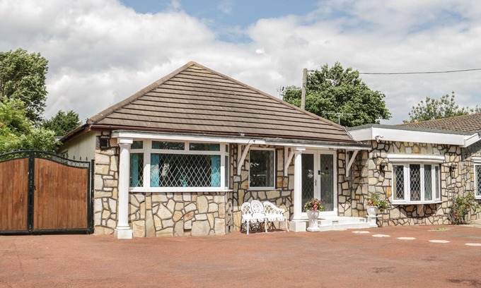 Kinmel Bay Cottage | MOUNTAIN ASH, with a garden in Kinmel Bay