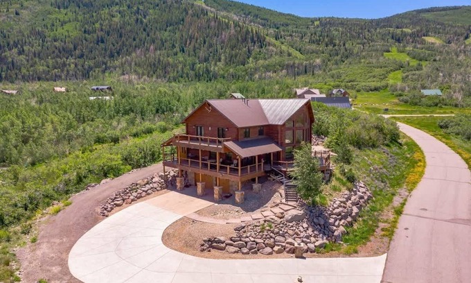 Mesa Cabin | Mountain Haus: Hot Tub, Views & Ski Access