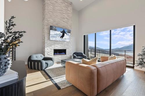 Hideout House | Mountain House PC, Snowy Lake Views Private Hot Tub, New Build, Jordanelle Lake!