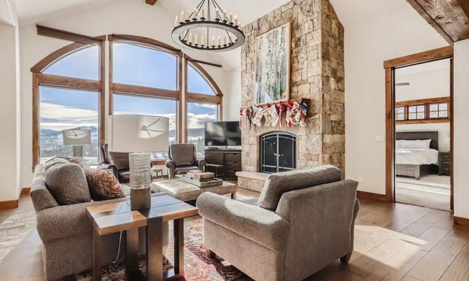 Three Peaks House | Mountain Oasis Family 7 bedroom home with Hot tub!