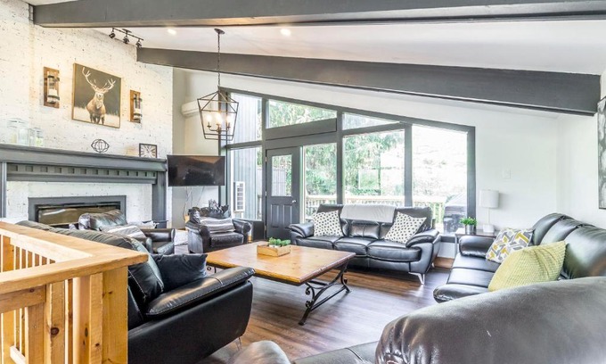 The Blue Mountains Ski Chalet | Mountain Trail-Smart TV-Self Check-In-Full Kitchen-Balcony-BBQ