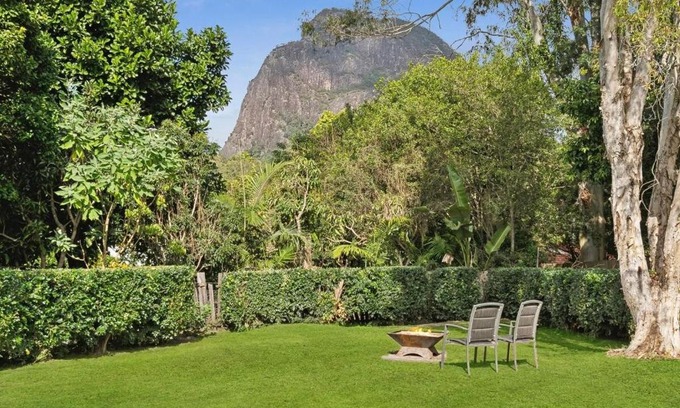 Glass House Mountains Apartment | Mountain Views, Spa Bath, Pet Friendly, Near Zoo!