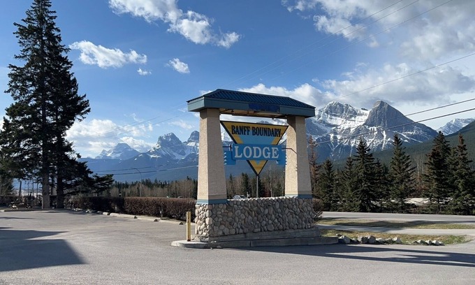 Harvie Heights House | Mountain View 2BR/Hot tub/Banff Gate