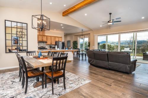 Oakhurst House | Mountain View House with hot tub, putting green, stunning views