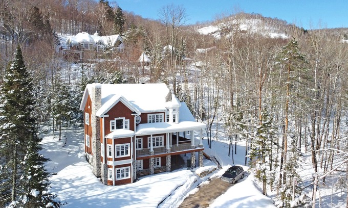 Mont-Tremblant House | Mountain View Nest