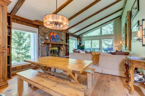 Vail Apartment | Mountain-View Vail Condo with Balcony and Gas Grill!