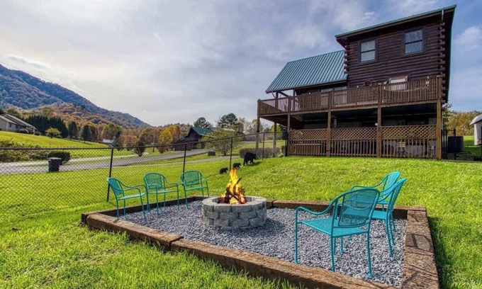 Wears Valley Cabin | Mountain Views | Dog-Friendly & Fully Fenced Yard