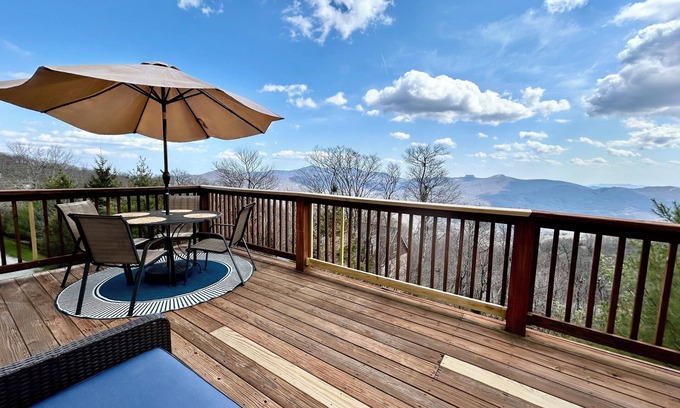Banner Elk Condo | Mountain Views + Walk to Overlook Barn, Slopes, Fred's & White Wolf!