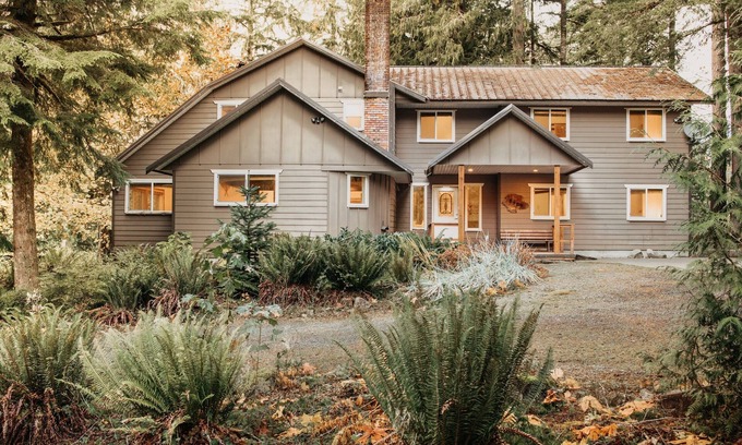 Warnick Cabin | Mt Baker Lodging Cabin 3 is a Very large cabin on acreage