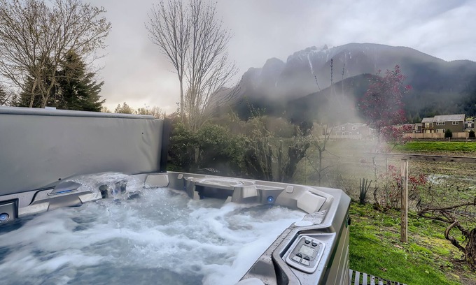 North Bend House | Mt View 3 Level Romantic Getaway Suite- North Bend