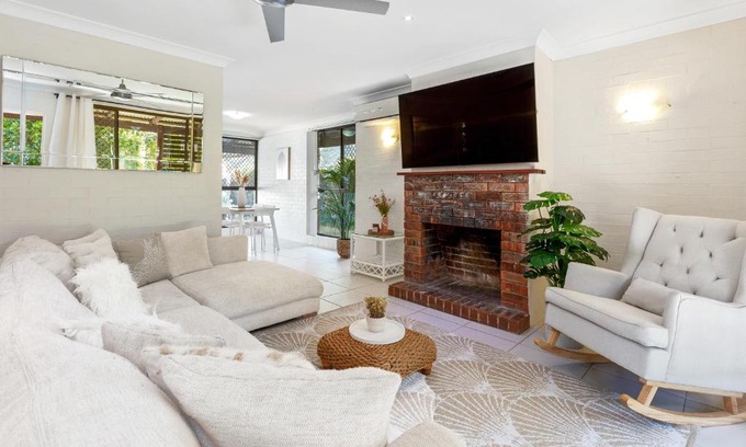 Mudjimba House | Mudjimba Beach House, sleeps 6, pet friendly