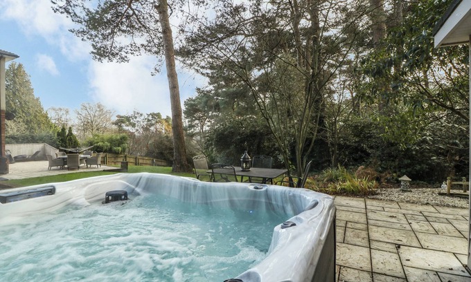 Broadstone Cottage | MULBERRY HOUSE, pet friendly, with hot tub in Broadstone