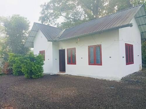 Kunchithanny Ski Chalet | Munnar Hills And Mist Views