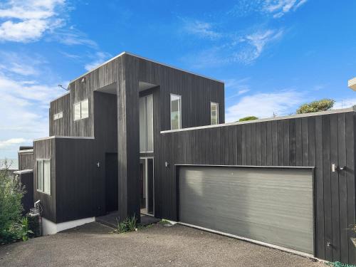 Murrays Bay Villa | Murrays Gem l Modern 4bed Stunner l Sea View & Spa!