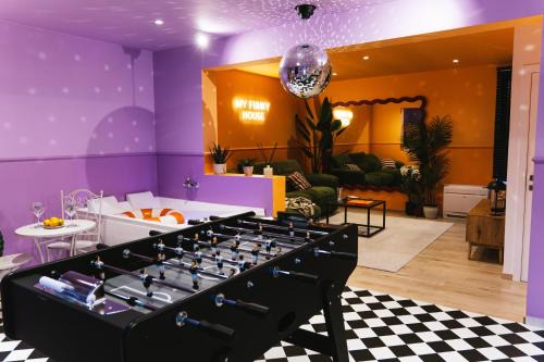 Manage House | My Funky House - Jacuzzi, Sauna, billard, cinéma, Nintendo Switch, jeux, filet suspendu