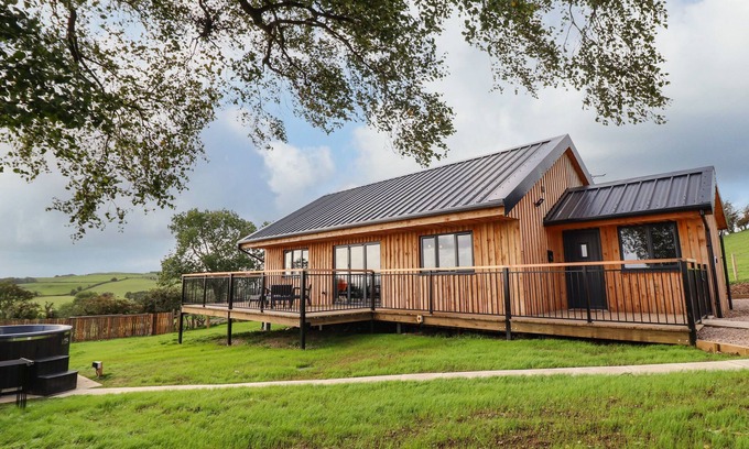 Llanfyllin Cottage | MYNYDD Y GLYN LODGE, pet friendly in Llanrhaeadr-Ym-Mochnant
