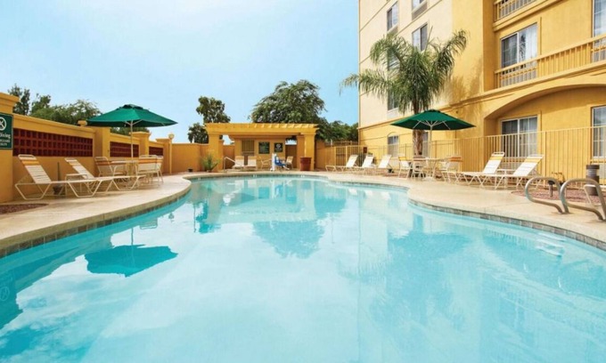 Superstition Springs House | N/S King Bed One-Bedroom w/ Pool View at La Quinta Inn & Stes by Wyndham Mesa