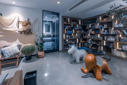 Yuzhong Hotel | N·time High Altitude River View Hotel