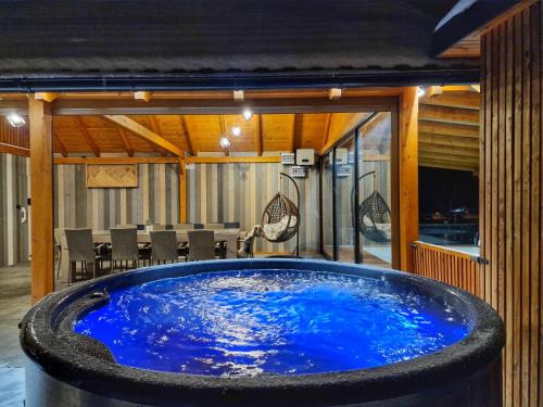 Czorsztyn Villa | Nad Zalew dom z basenem letnim, jacuzzi i sauną, jezioro i trasa Velo Czorsztyn w pobliżu