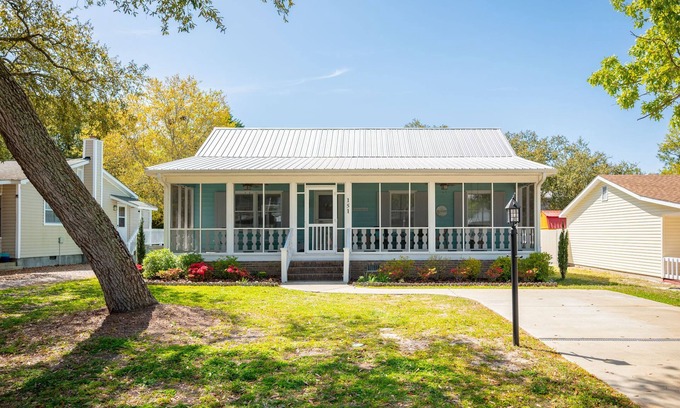 Long Beach House | Nana's Nest: Quiet, Dog-friendly Beach House with Screened Porch Close to Beach