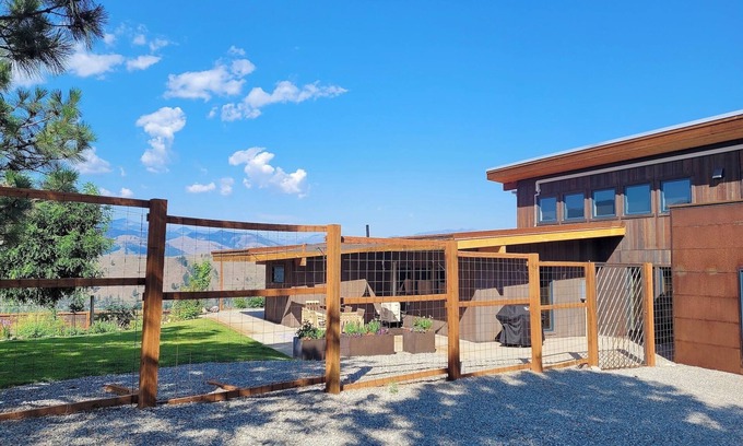 Twisp House | Nanasu-Set on 20 acres with Outstanding Views of the Methow!