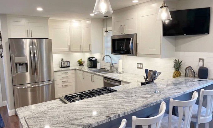Saunderstown House | Narragansett Ideal 3BR Open, Bright, & Quietn