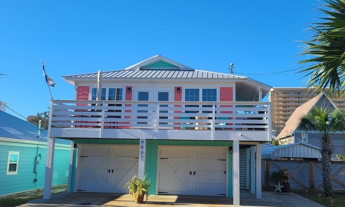 Holiday Beach House | Nash Shell Beach Cottage, Sleeps 8. Walk to the beach, Pets considered.