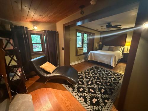 Eureka Springs House | Nature Lovers Cottage & Artists Retreat in the enchanted forest of Eureka Springs