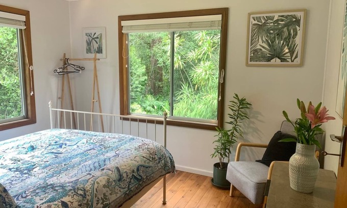 Falls Creek Cottage | Nature retreat : 10m to Huskisson & beaches