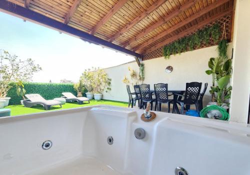 Kiryat Yam Apartment | Near Beach, Family Penthouse